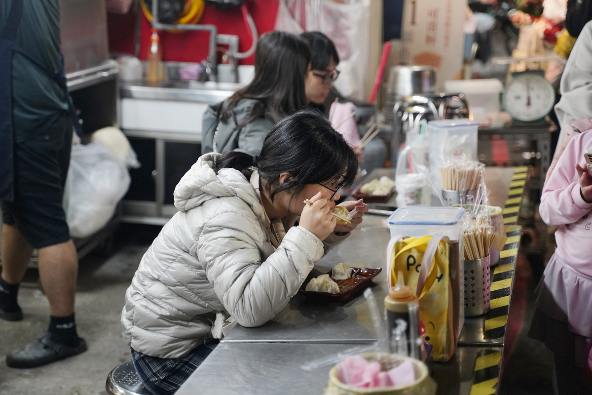 【御冠園鮮肉湯包專賣店】中原夜市超人氣排隊美食 純手工現包現蒸 美味必點中壢鮮肉湯包推薦