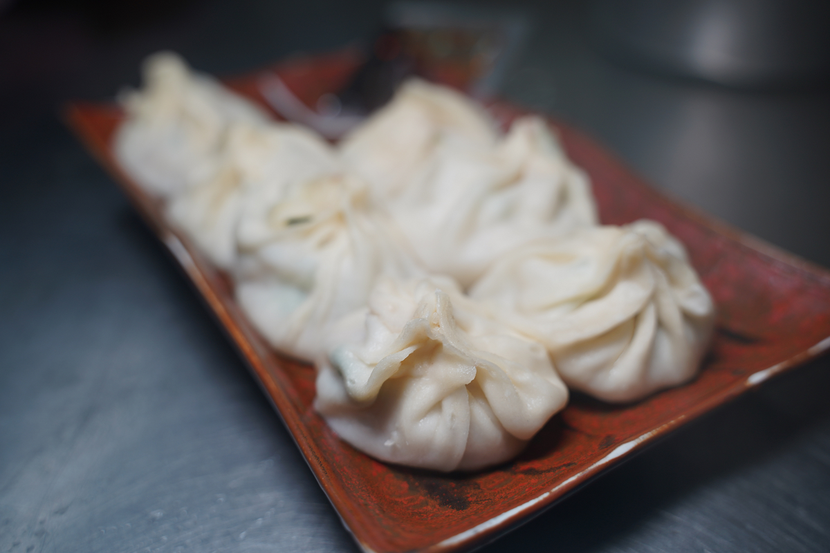 【御冠園鮮肉湯包專賣店】中原夜市超人氣排隊美食 純手工現包現蒸 美味必點中壢鮮肉湯包推薦