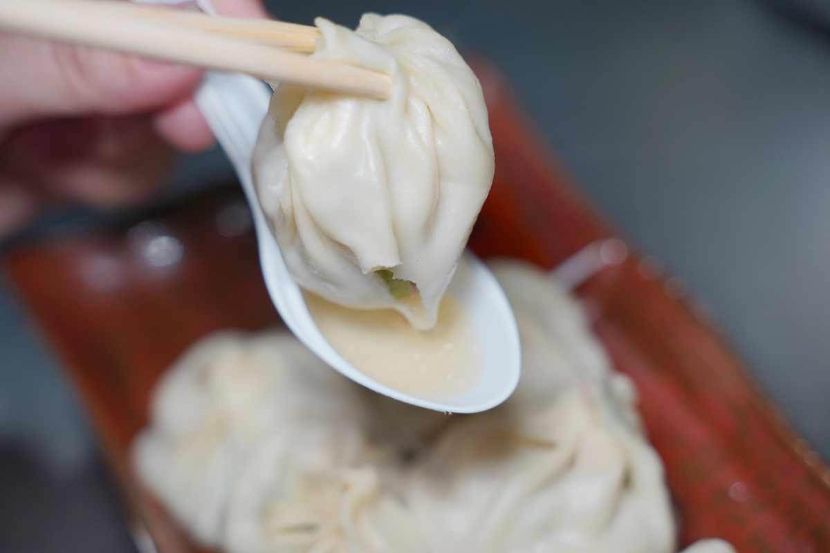 【御冠園鮮肉湯包專賣店】中原夜市超人氣排隊美食 純手工現包現蒸 美味必點中壢鮮肉湯包推薦