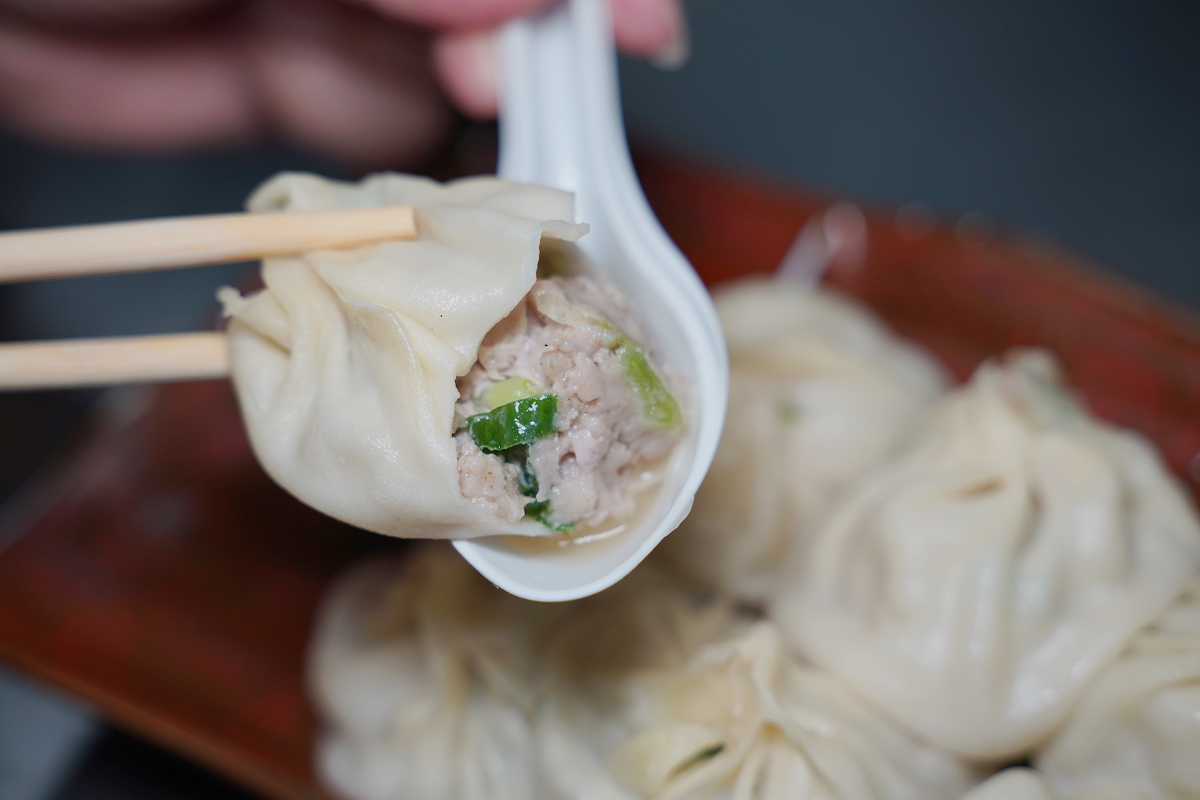 【御冠園鮮肉湯包專賣店】中原夜市超人氣排隊美食 純手工現包現蒸 美味必點中壢鮮肉湯包推薦