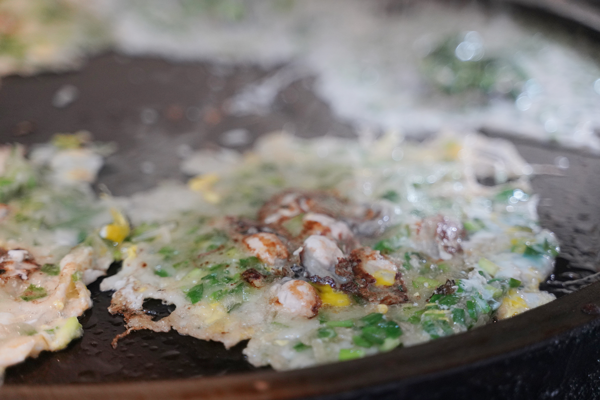 【正兆蚵仔煎】豐原廟東夜市美食推薦 濃郁花生醬蚵仔煎必點 豐富食材真材實料 大顆蚵仔+韭菜末 - 第3張圖 【正兆蚵仔煎】豐原廟東夜市美食推薦 濃郁花生醬蚵仔煎必點 豐富食材真材實料 大顆蚵仔+韭菜末