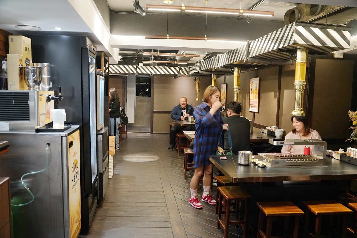 【羊騷殿台北忠孝店】台北東區串燒店推薦 自動旋轉燒烤超方便 人氣必點羊肉串/紅燒帶皮羊肉爐 - 第2張圖 【羊騷殿台北忠孝店】台北東區串燒店推薦 自動旋轉燒烤超方便 人氣必點羊肉串/紅燒帶皮羊肉爐