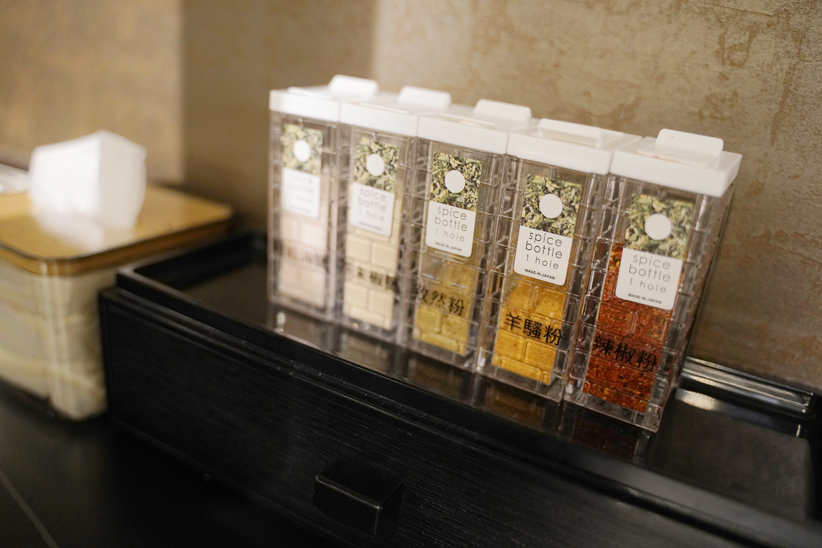 【羊騷殿台北忠孝店】台北東區串燒店推薦 自動旋轉燒烤超方便 人氣必點羊肉串/紅燒帶皮羊肉爐 - 第4張圖 【羊騷殿台北忠孝店】台北東區串燒店推薦 自動旋轉燒烤超方便 人氣必點羊肉串/紅燒帶皮羊肉爐