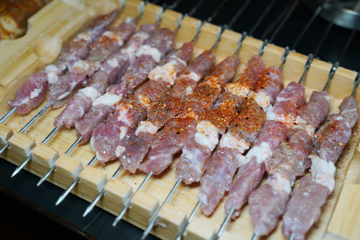 【羊騷殿台北忠孝店】台北東區串燒店推薦 自動旋轉燒烤超方便 人氣必點羊肉串/紅燒帶皮羊肉爐 - 第11張圖 【羊騷殿台北忠孝店】台北東區串燒店推薦 自動旋轉燒烤超方便 人氣必點羊肉串/紅燒帶皮羊肉爐