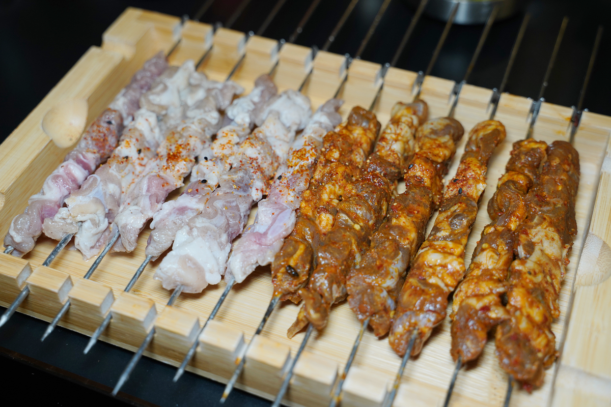 【羊騷殿台北忠孝店】台北東區串燒店推薦 自動旋轉燒烤超方便 人氣必點羊肉串/紅燒帶皮羊肉爐 - 第13張圖 【羊騷殿台北忠孝店】台北東區串燒店推薦 自動旋轉燒烤超方便 人氣必點羊肉串/紅燒帶皮羊肉爐