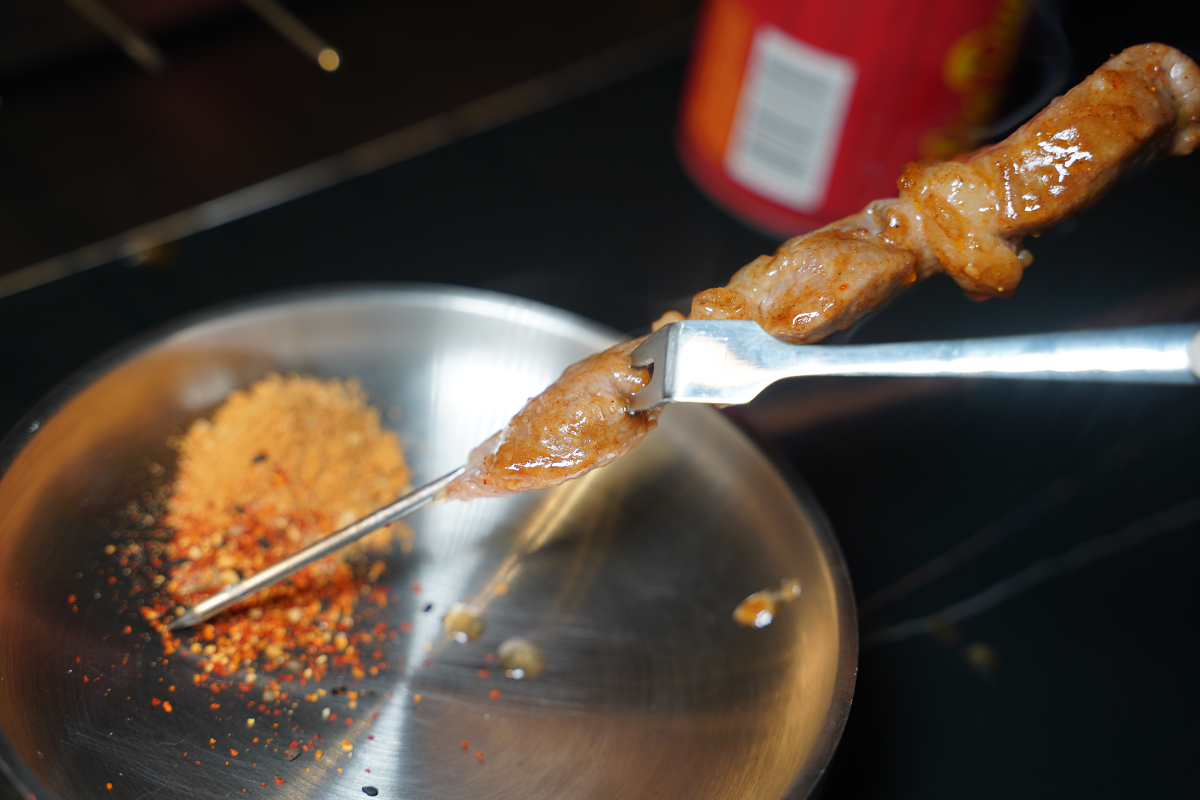 【羊騷殿台北忠孝店】台北東區串燒店推薦 自動旋轉燒烤超方便 人氣必點羊肉串/紅燒帶皮羊肉爐 - 第18張圖 【羊騷殿台北忠孝店】台北東區串燒店推薦 自動旋轉燒烤超方便 人氣必點羊肉串/紅燒帶皮羊肉爐