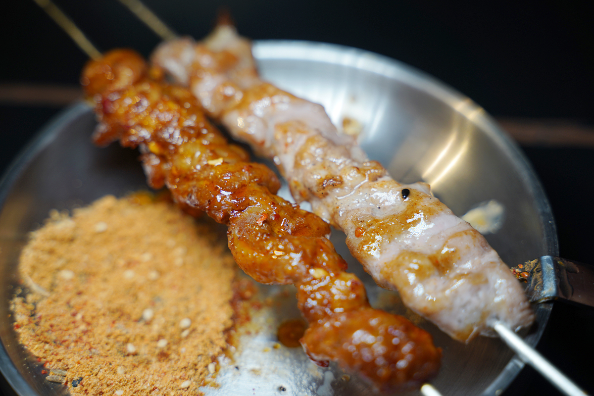 【羊騷殿台北忠孝店】台北東區串燒店推薦 自動旋轉燒烤超方便 人氣必點羊肉串/紅燒帶皮羊肉爐 - 第22張圖 【羊騷殿台北忠孝店】台北東區串燒店推薦 自動旋轉燒烤超方便 人氣必點羊肉串/紅燒帶皮羊肉爐