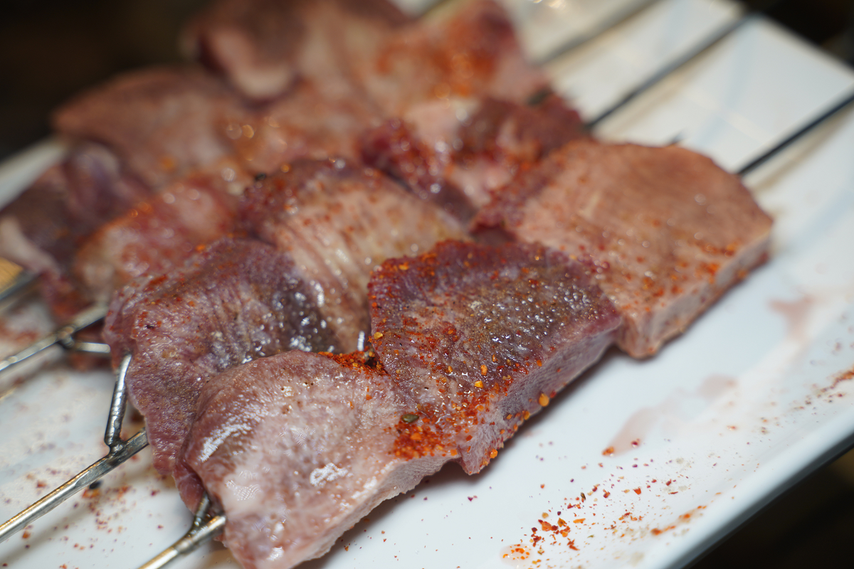 【羊騷殿台北忠孝店】台北東區串燒店推薦 自動旋轉燒烤超方便 人氣必點羊肉串/紅燒帶皮羊肉爐 - 第33張圖 【羊騷殿台北忠孝店】台北東區串燒店推薦 自動旋轉燒烤超方便 人氣必點羊肉串/紅燒帶皮羊肉爐