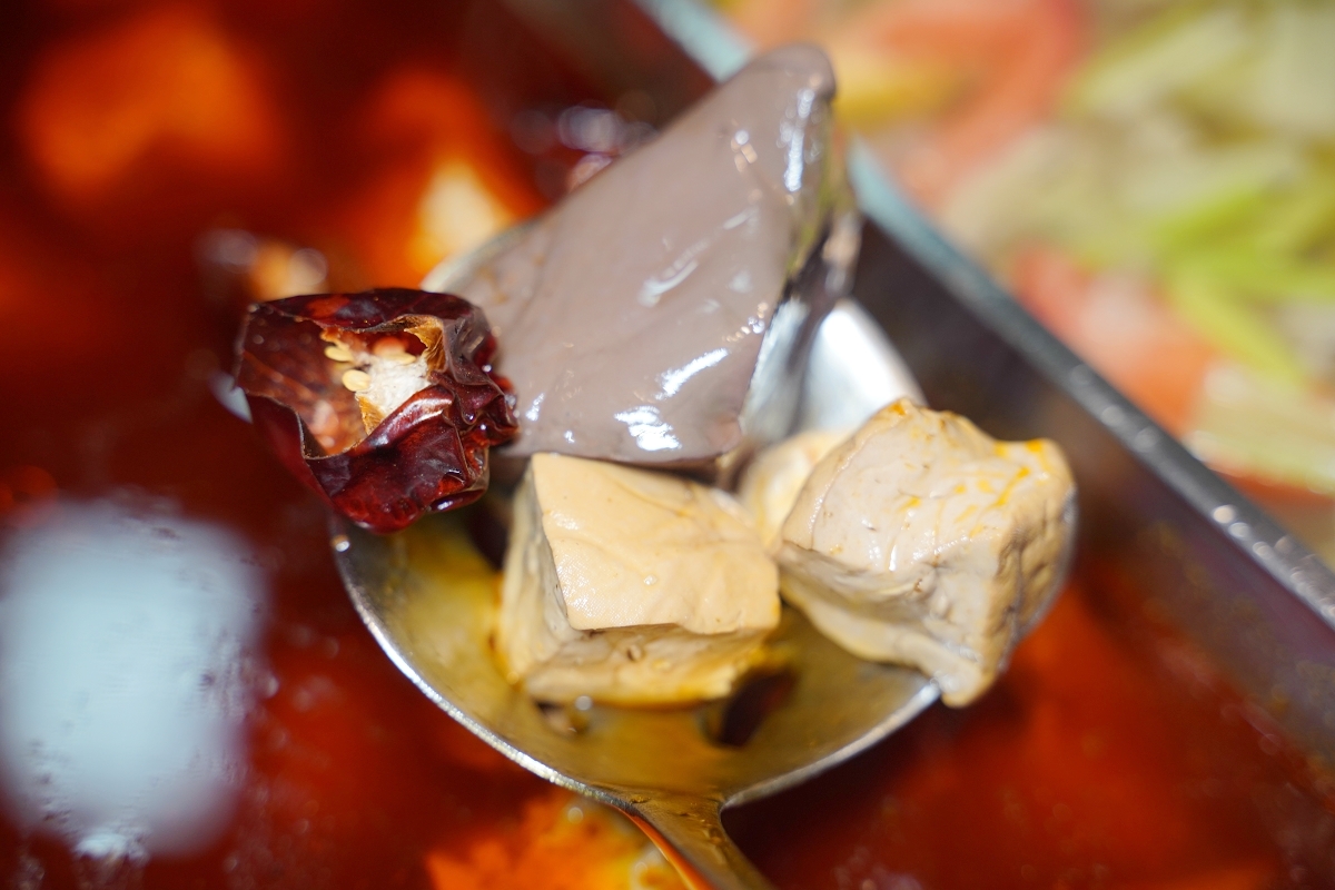 【華川宴麻辣火鍋蘆竹店】桃園蘆竹南崁麻辣火鍋推薦 特香麻辣+東北酸菜 麻辣鴨血豆腐免費續加 - 第11張圖