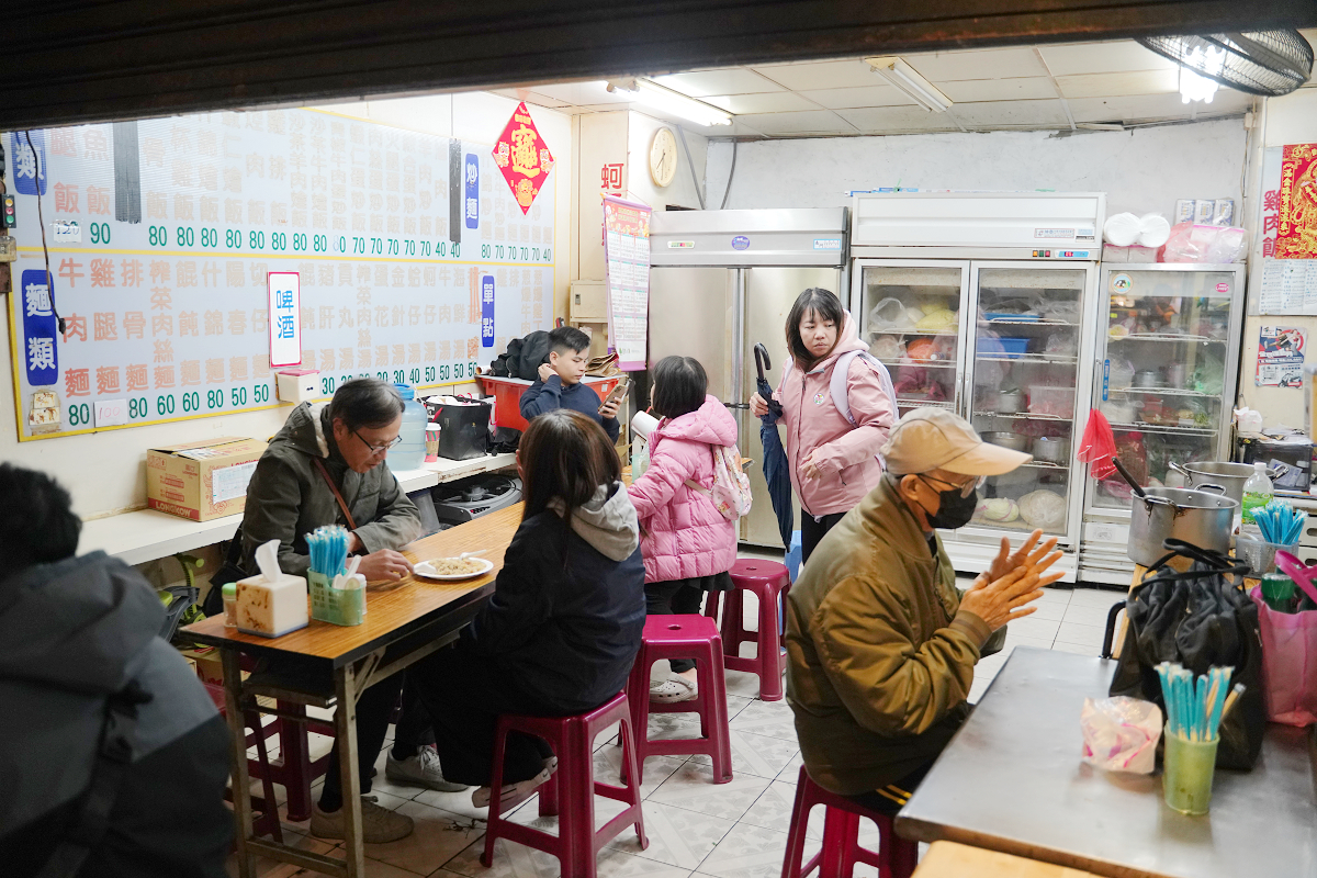 【桃園60元雞排飯】桃園火車站巷弄平價小吃 桃園市區無名小吃店 各式炒飯炒麵炒米粉炒冬粉
