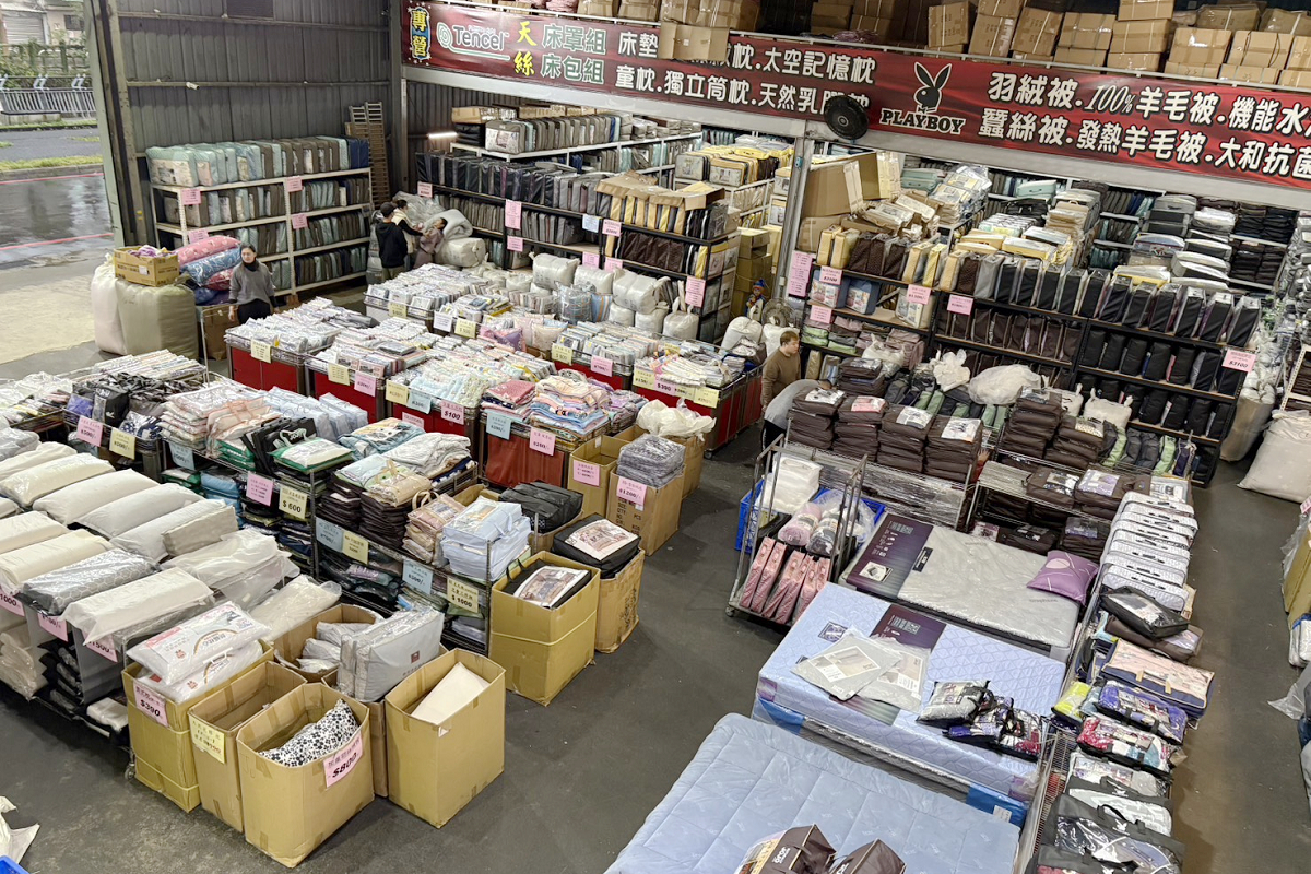 【宏海寢具年度廠拍特賣會】北台灣最大寢具特賣 價格全面下殺一件不留 石墨烯羊毛被/天然乳膠枕排隊價只要399元