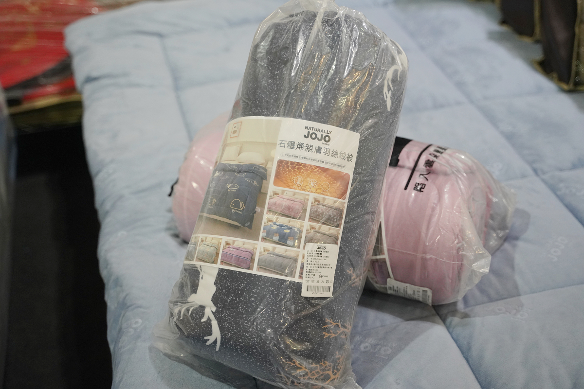 【宏海寢具年度廠拍特賣會】北台灣最大寢具特賣 價格全面下殺一件不留 石墨烯羊毛被/天然乳膠枕排隊價只要399元