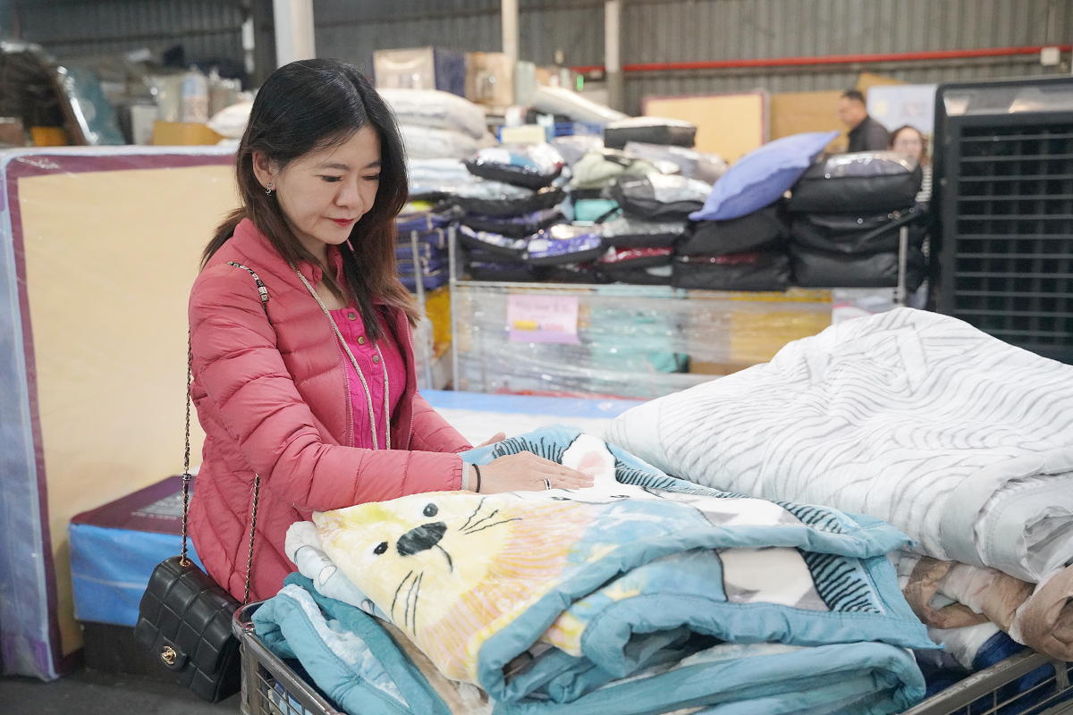 【宏海寢具年度廠拍特賣會】北台灣最大寢具特賣 價格全面下殺一件不留 石墨烯羊毛被/天然乳膠枕排隊價只要399元
