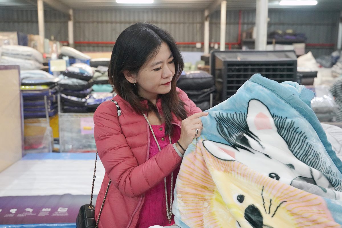 【宏海寢具年度廠拍特賣會】北台灣最大寢具特賣 價格全面下殺一件不留 石墨烯羊毛被/天然乳膠枕排隊價只要399元