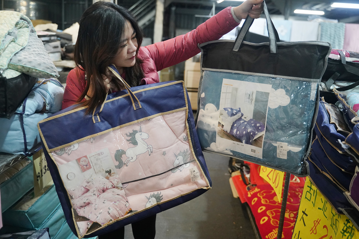 【宏海寢具年度廠拍特賣會】北台灣最大寢具特賣 價格全面下殺一件不留 石墨烯羊毛被/天然乳膠枕排隊價只要399元