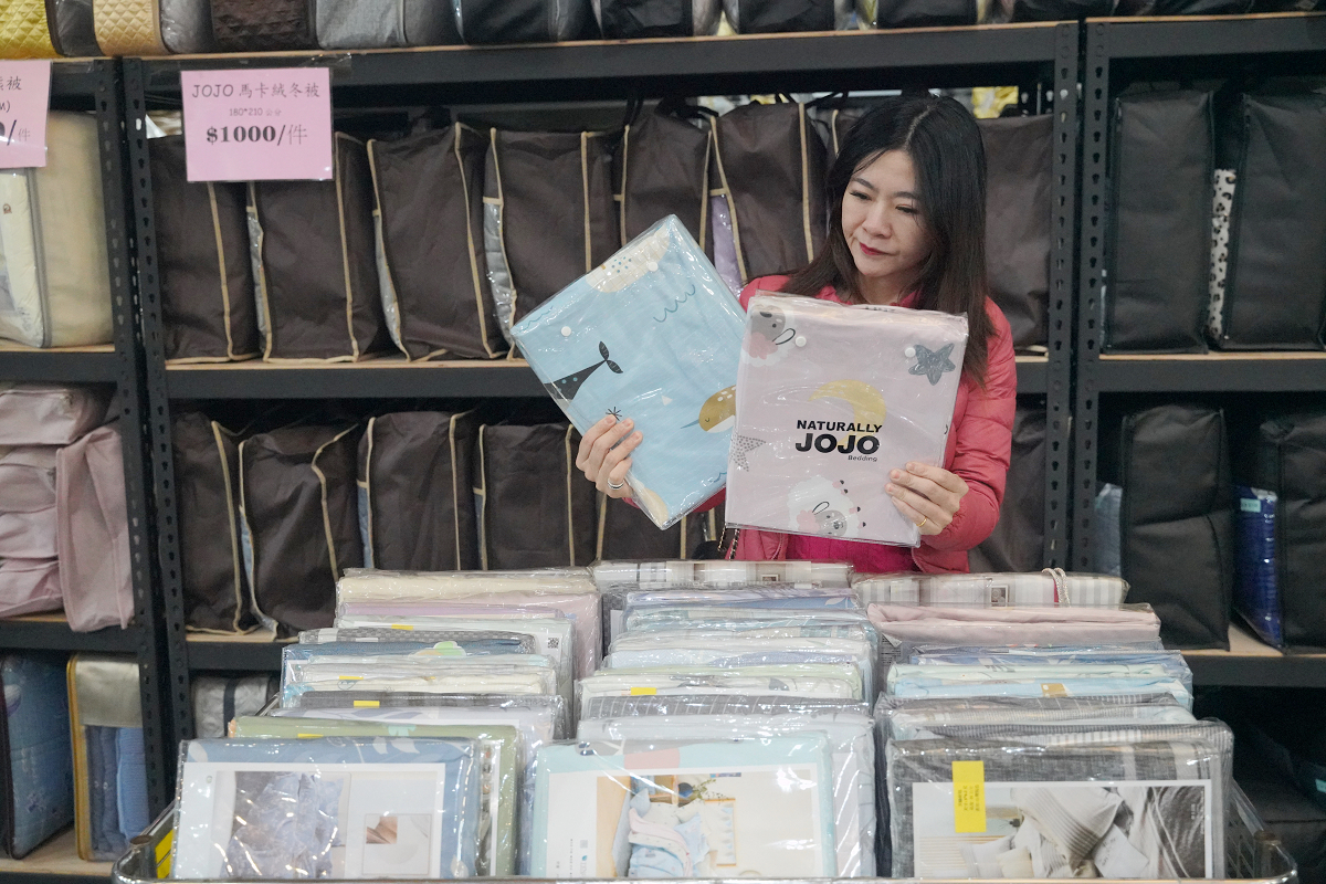 【宏海寢具年度廠拍特賣會】北台灣最大寢具特賣 價格全面下殺一件不留 石墨烯羊毛被/天然乳膠枕排隊價只要399元