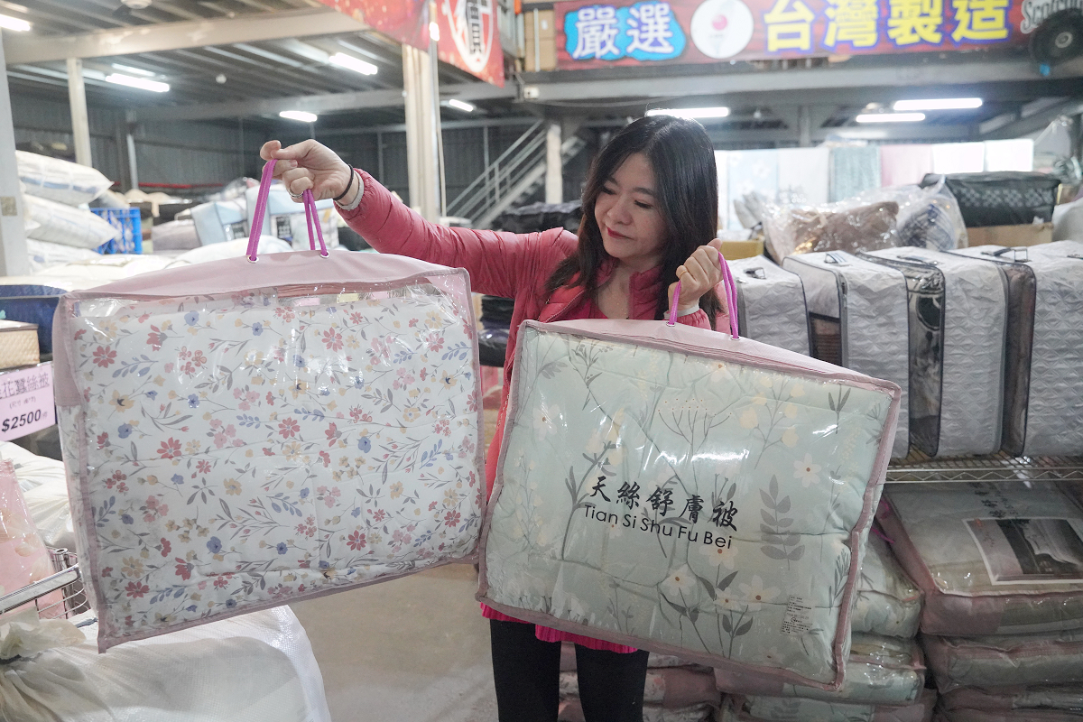 【宏海寢具年度廠拍特賣會】北台灣最大寢具特賣 價格全面下殺一件不留 石墨烯羊毛被/天然乳膠枕排隊價只要399元