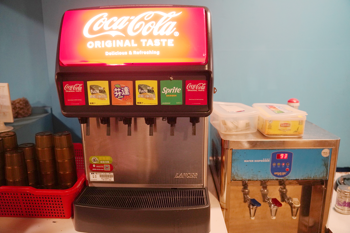 【小米義式廚房】中原平價義大利麵推薦 玉米濃湯汽水機喝到飽 好吃大推奶油培根/青醬香腸義麵