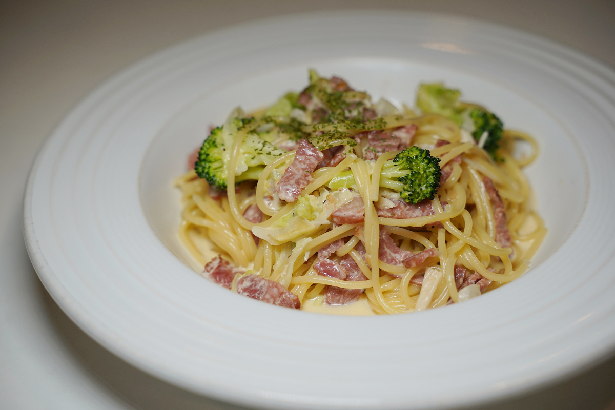 【小米義式廚房】中原平價義大利麵推薦 玉米濃湯汽水機喝到飽 好吃大推奶油培根/青醬香腸義麵