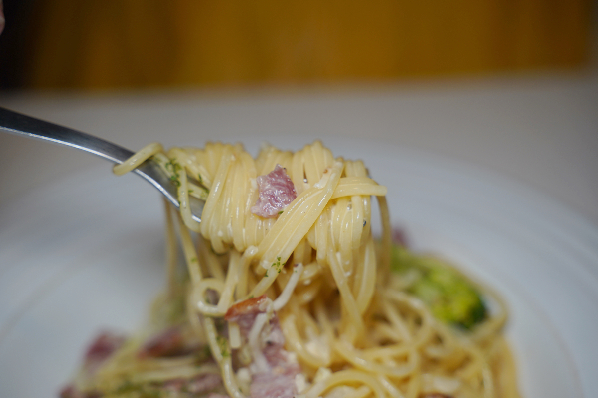 【小米義式廚房】中原平價義大利麵推薦 玉米濃湯汽水機喝到飽 好吃大推奶油培根/青醬香腸義麵