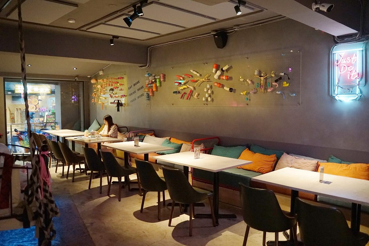 【台北東區約會餐廳推薦】全台第一間情趣用品主題餐酒館 美味必點法式滷味拼盤 房間餐酒 The Room Bistro - 第5張圖