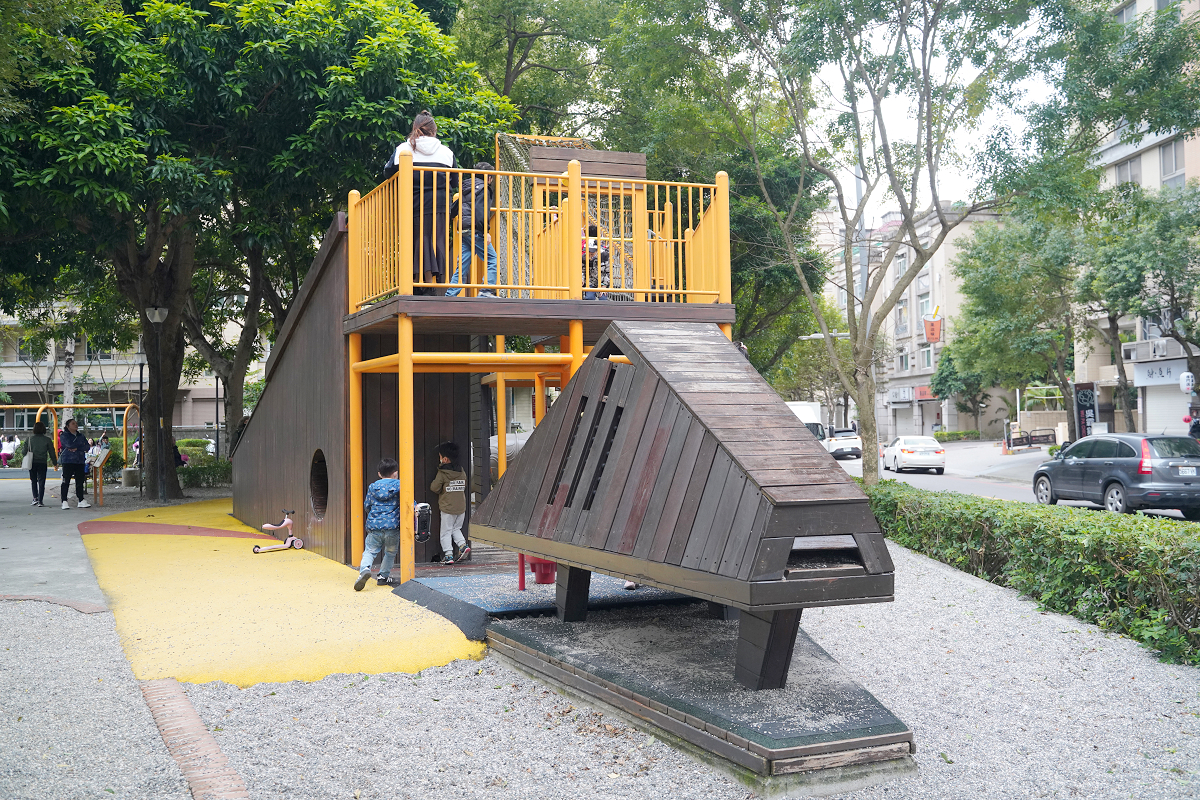 【三峽龍學公園】三峽免費親子景點推薦 甲蟲主題兒童遊戲場 旋轉杯/極限飛輪/盪鞦韆/創意沙坑