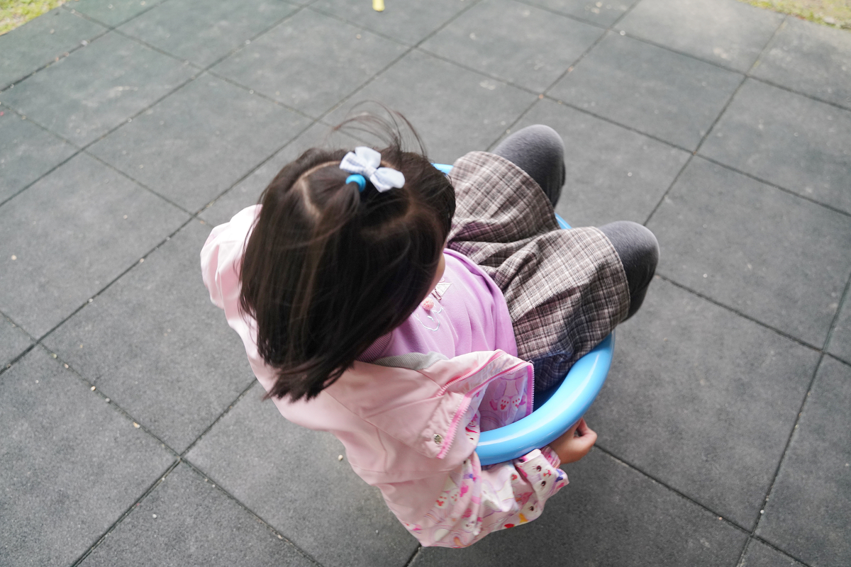 【三峽龍學公園】三峽免費親子景點推薦 甲蟲主題兒童遊戲場 旋轉杯/極限飛輪/盪鞦韆/創意沙坑