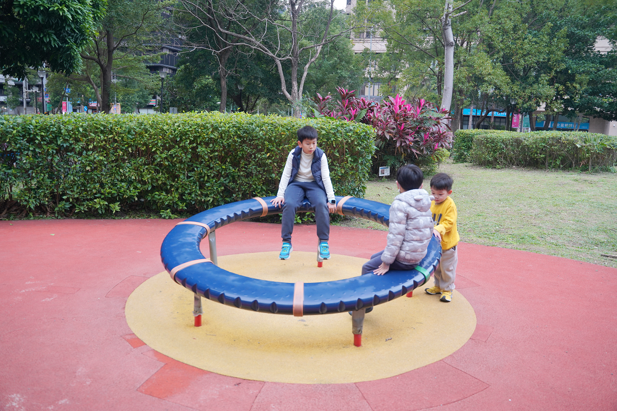 【三峽龍學公園】三峽免費親子景點推薦 甲蟲主題兒童遊戲場 旋轉杯/極限飛輪/盪鞦韆/創意沙坑