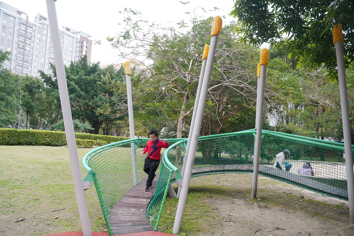 【三峽龍學公園】三峽免費親子景點推薦 甲蟲主題兒童遊戲場 旋轉杯/極限飛輪/盪鞦韆/創意沙坑