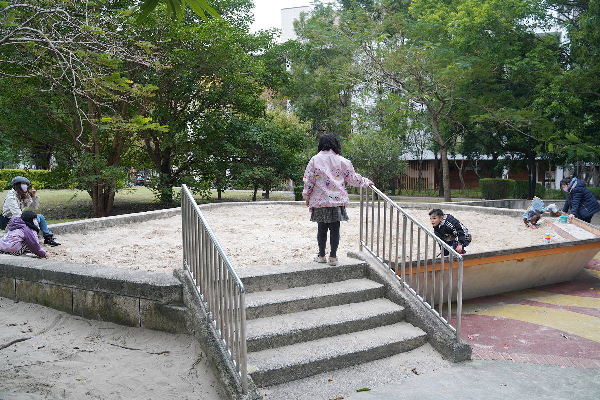 【三峽龍學公園】三峽免費親子景點推薦 甲蟲主題兒童遊戲場 旋轉杯/極限飛輪/盪鞦韆/創意沙坑