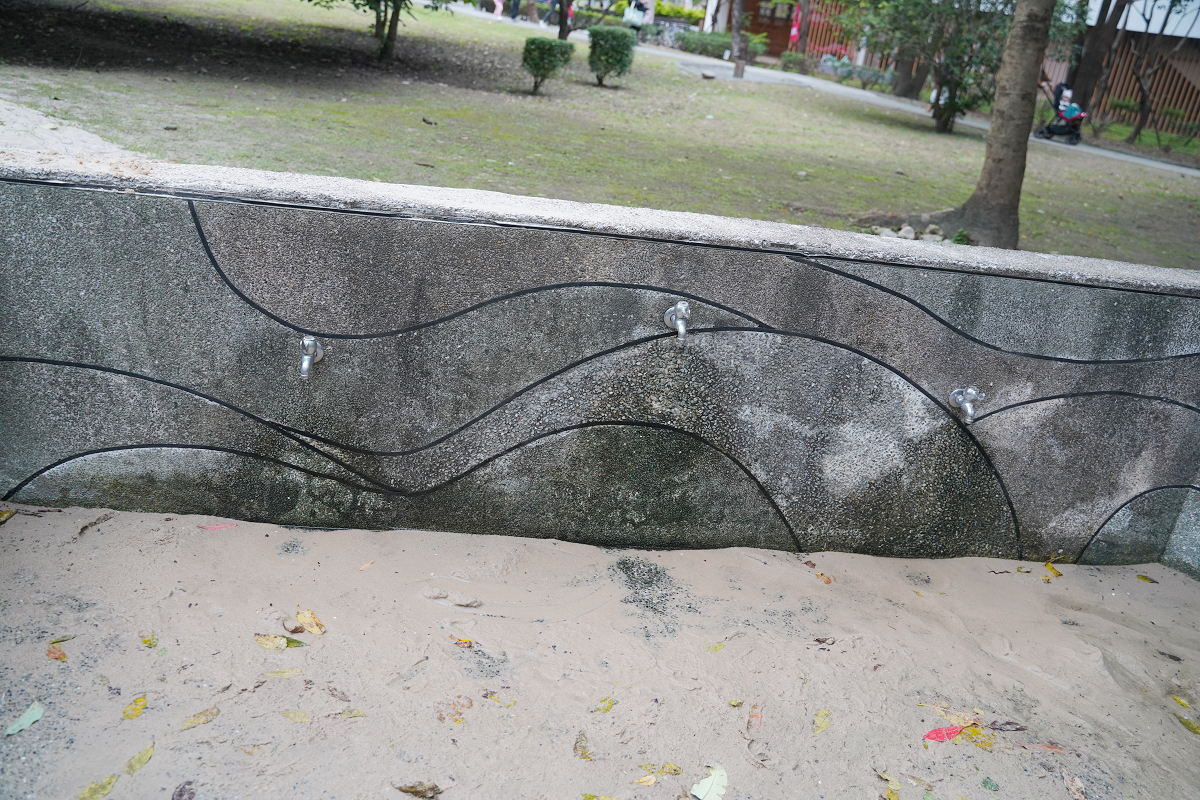 【三峽龍學公園】三峽免費親子景點推薦 甲蟲主題兒童遊戲場 旋轉杯/極限飛輪/盪鞦韆/創意沙坑