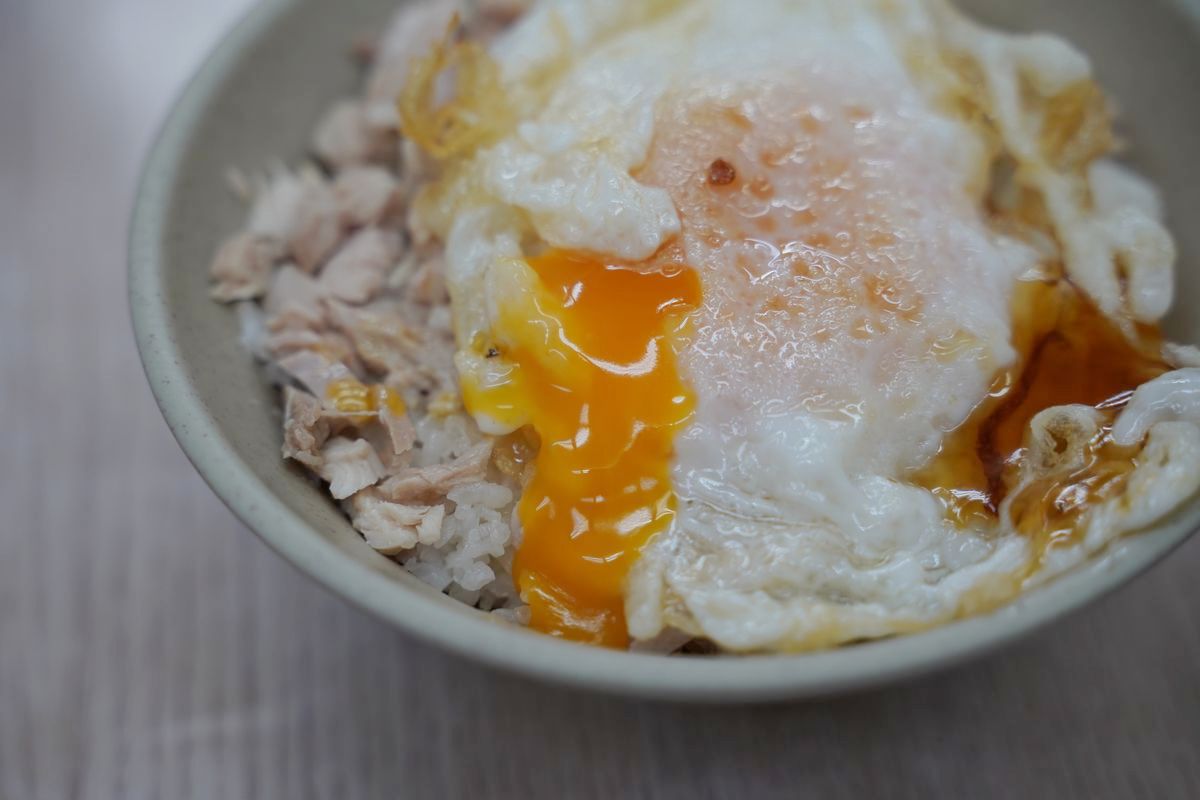 【郭家雞肉飯】嘉義文化路夜市小吃推薦 GOOGLE評論8300則 招牌雞肉飯加半熟荷包蛋 - 第5張圖
