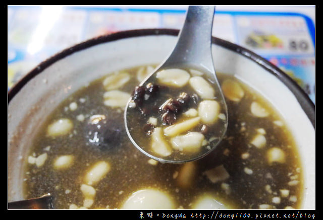 【台北食記】寧夏夜市。兩桶半米苔目專賣。鴛鴦紅白配湯圓