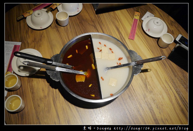 【新竹食記】竹東火鍋|漢方麻辣鴛鴦鍋|招牌火燄炙燒豬|岩漿火鍋竹東明星店