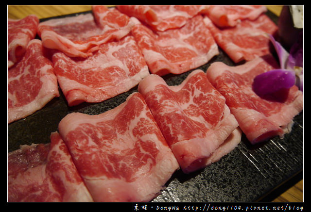 【新竹食記】竹東火鍋|漢方麻辣鴛鴦鍋|招牌火燄炙燒豬|岩漿火鍋竹東明星店
