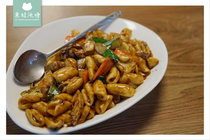 【台北松山區市場美食】中崙市場 貓耳麵專賣店 現點現炒 品味小廚