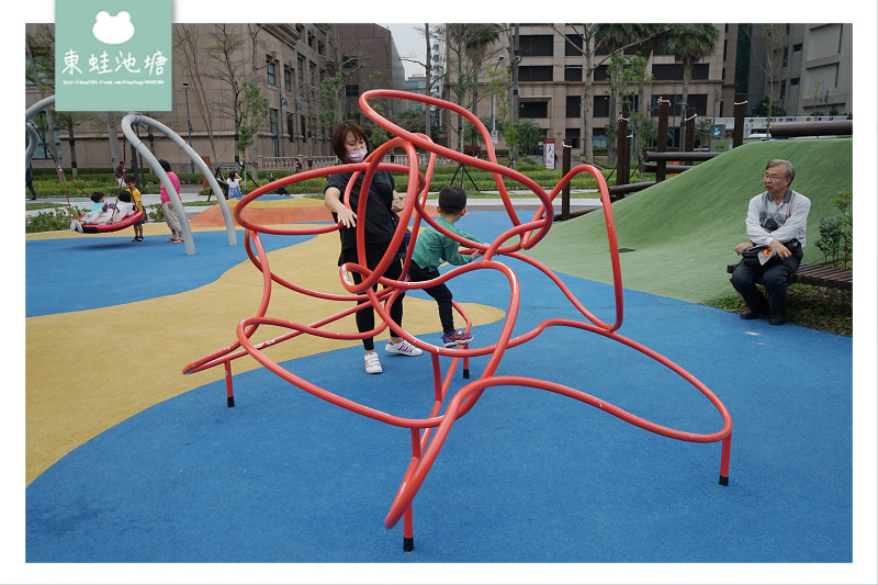 【台北內湖免費景點推薦】內湖共融式公園 魔力飛盤鞦韆/磨石滑梯/管型山丘/山訓遊戲場 大港墘公園共融式遊戲場