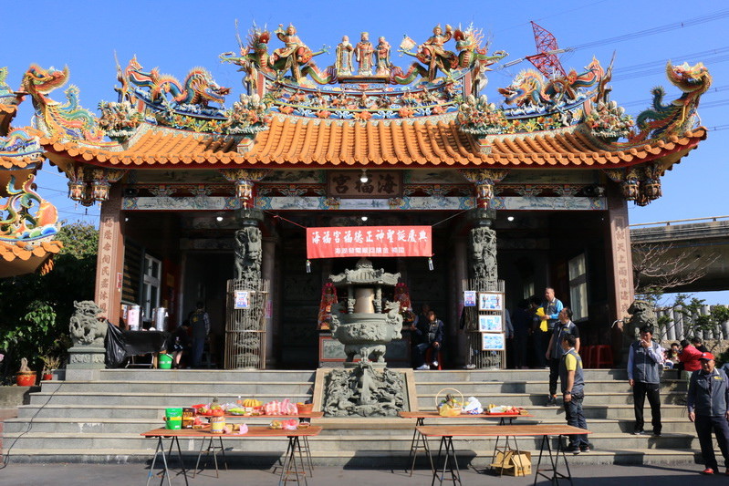 【桃園蘆竹海福宮】土地公慶生活動 雞排熱狗免費吃 擲杯送發財金雞母