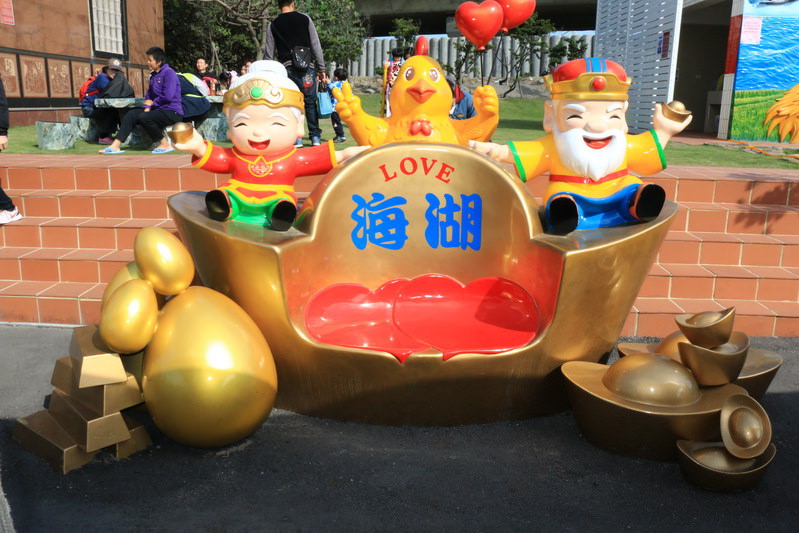 【桃園蘆竹海福宮】土地公慶生活動 雞排熱狗免費吃 擲杯送發財金雞母