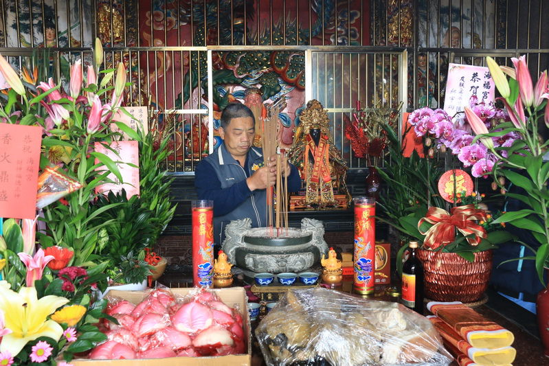 【桃園蘆竹海福宮】土地公慶生活動 雞排熱狗免費吃 擲杯送發財金雞母