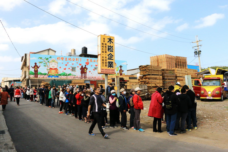 【桃園蘆竹海福宮】土地公慶生活動 雞排熱狗免費吃 擲杯送發財金雞母