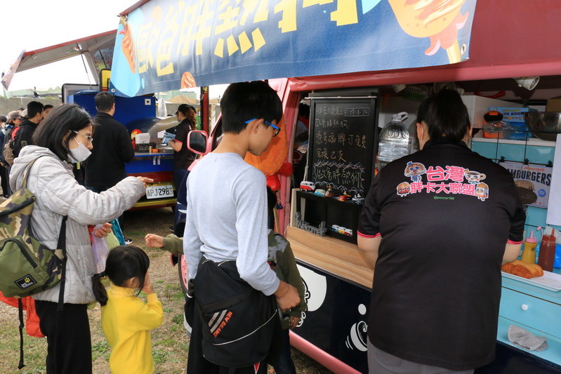 【桃園蘆竹海福宮】土地公慶生活動 雞排熱狗免費吃 擲杯送發財金雞母