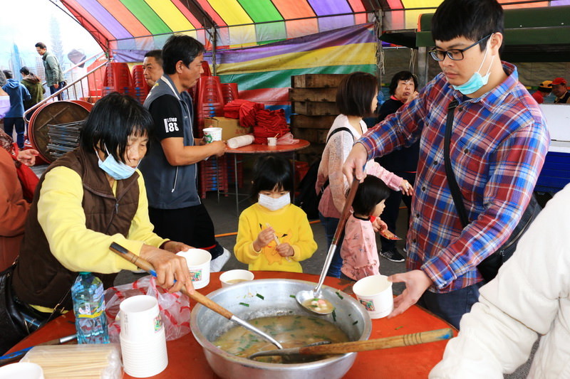 【桃園蘆竹海福宮】土地公慶生活動 雞排熱狗免費吃 擲杯送發財金雞母