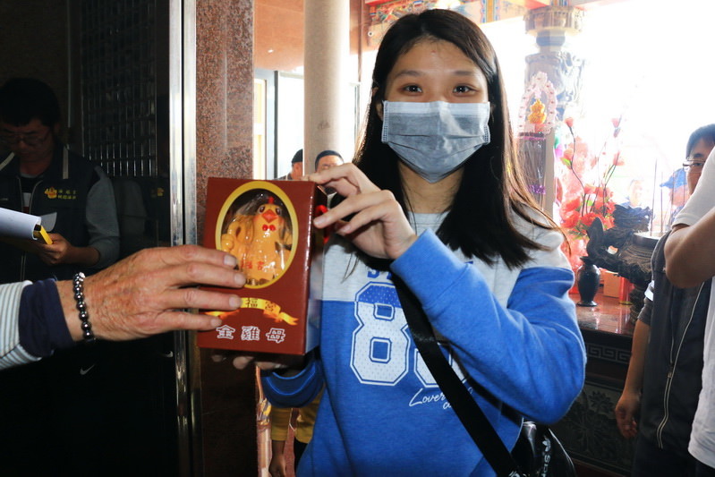 【桃園蘆竹海福宮】土地公慶生活動 雞排熱狗免費吃 擲杯送發財金雞母