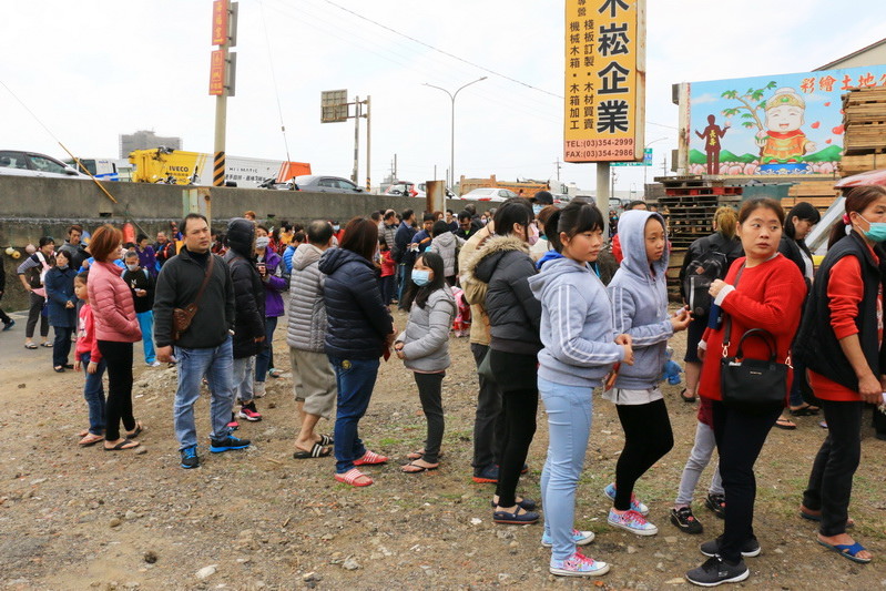 【桃園蘆竹海福宮】土地公慶生活動 雞排熱狗免費吃 擲杯送發財金雞母