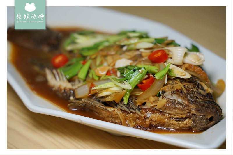 【烏來老街美食推薦】美味白斬土雞香酥溪魚 阿春美食