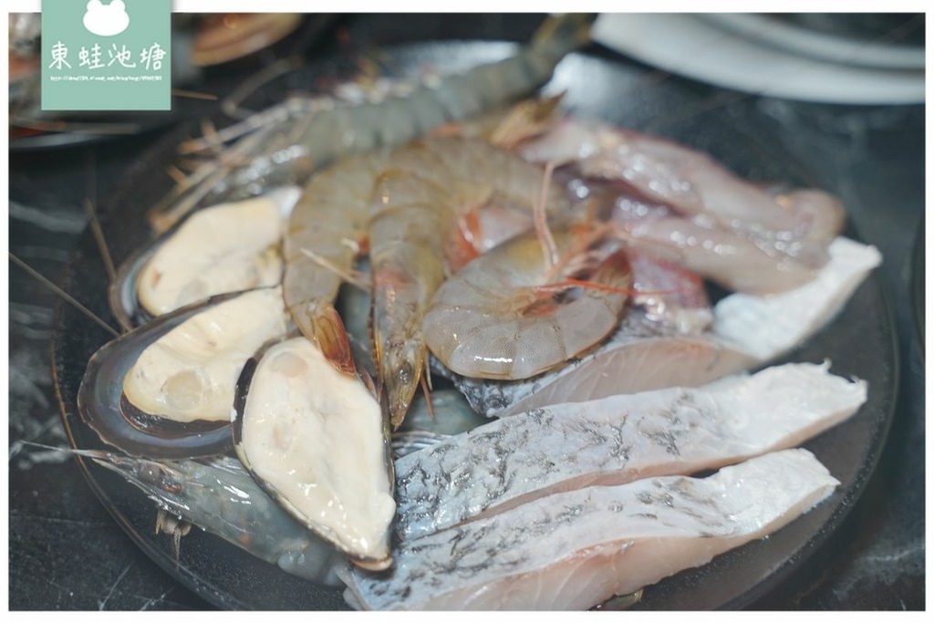台北公司聚餐吃到飽 嗨蝦蝦百匯鍋物光復店 鴛鴦鍋/握壽司生魚片/天使紅蝦/雞佛無限量供應