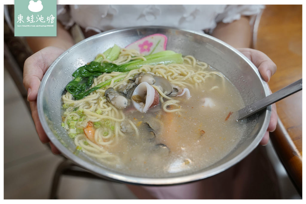 【新竹南寮漁港平價小吃推薦】超大碗台式海鮮麵 美味蹄膀滷肉飯 吳家麵
