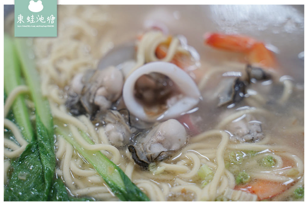 【新竹南寮漁港平價小吃推薦】超大碗台式海鮮麵 美味蹄膀滷肉飯 吳家麵