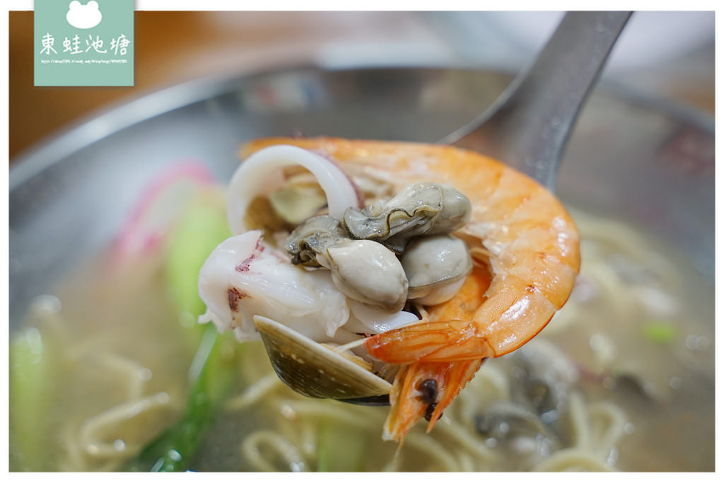 【新竹南寮漁港平價小吃推薦】超大碗台式海鮮麵 美味蹄膀滷肉飯 吳家麵